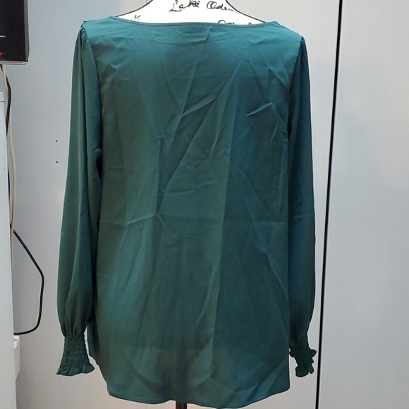 Womens Emerald Green Crochet neckline Vneck Satin Top Sz.Large - Picture 2 of 5